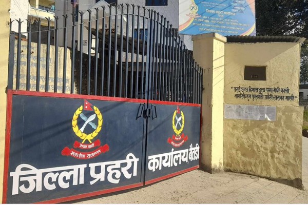 अवैध हातहतियार खोज्दै बैतडी प्रहरी 